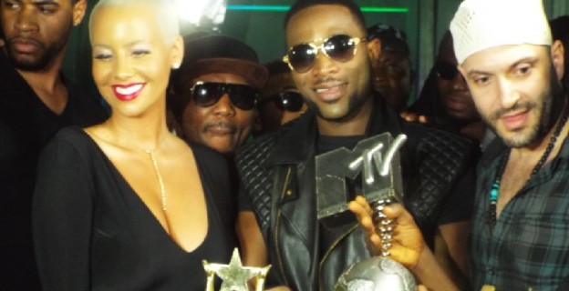 http://www.thecable.ng/wp-content/uploads/2015/02/D-Banj-showing-his-collections-of-award-to-Amba-Rose-624x320.jpg