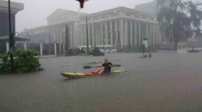 VIDEO: White man paddles canoe on the flooded streets of VI