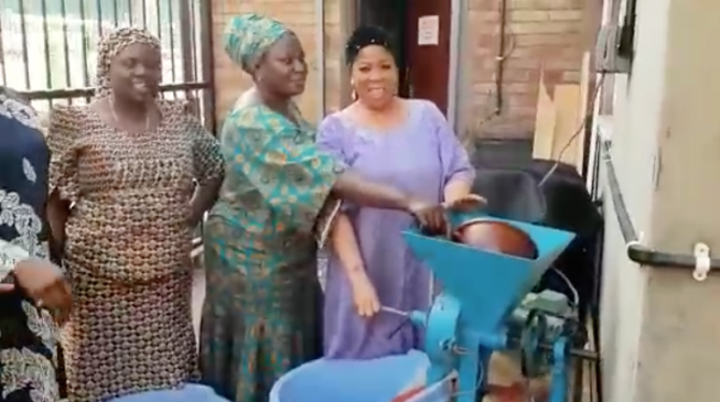 EXTRA: We are using Nigerian grinding machine in London — women display skills during Ramadan (video)