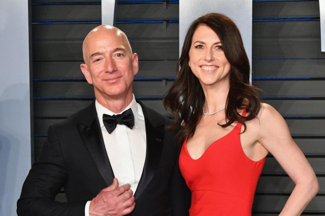 Jeff Bezos: World's richest man agrees $35bn divorce settlement with wife