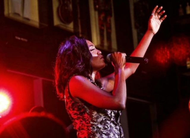 Simi delivers stunning rendition of ‘Omo Charlie Champagne’ at Industry Nite