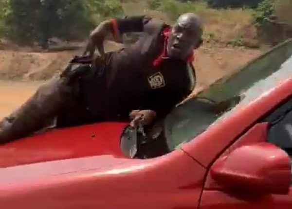 TRENDING VIDEO: FRSC officials accost motorist for driving off with policeman on car bonnet