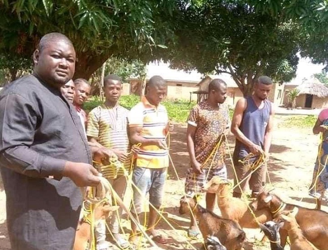 EXTRA: Benue politician donates ropes to communities for tying goats