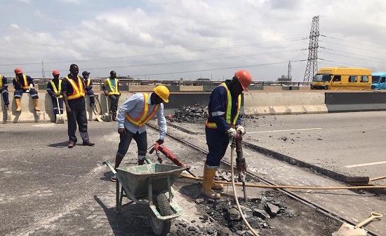 Ongoing repairs work on the Third Mainland Bridge in Lagos on Wednesday (5/8/20). 04087/5/8/2020/Okoya Olatunde/TA/NAN