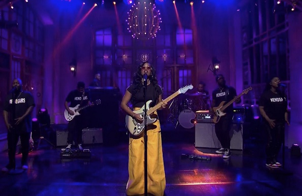 H.E.R shows support for #EndSARS protest during SNL show