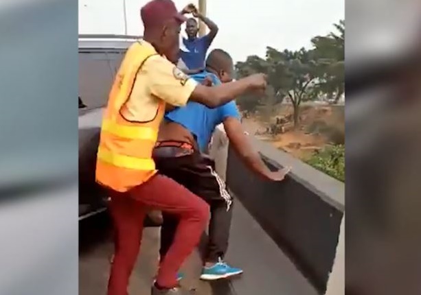 VIDEO: Driver knocks policeman off bridge in Lagos