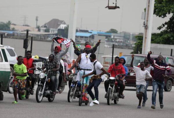 #EndSARSMemorial: Charly Boy turns up as CDQ urges protesters against face-off with police (video)