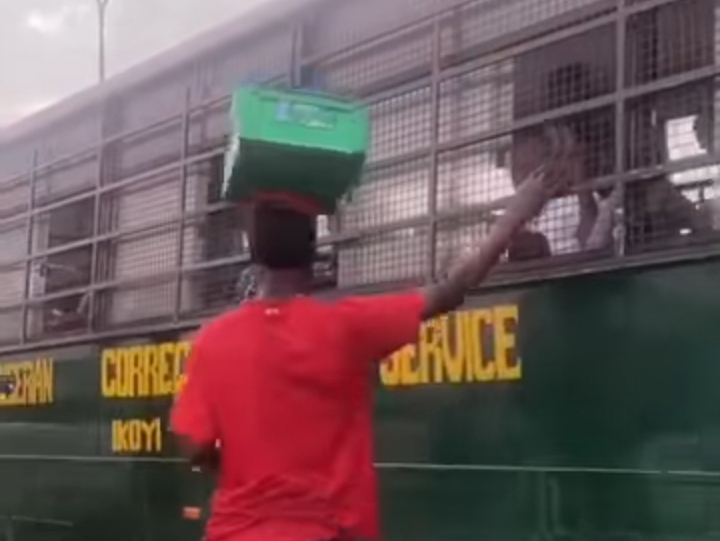 VIDEO: Lagos hawker goes viral for giving money to inmates