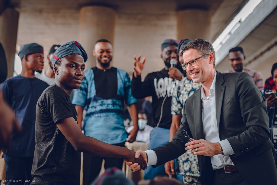 EXTRA: Nigerian teen beats Canadian high commissioner in chess game under Oshodi bridge