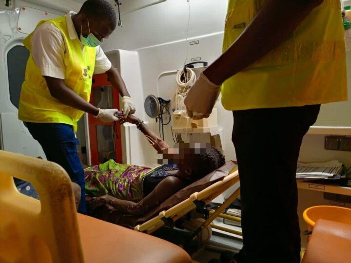 Voctim of Agege gas explosion bein treated by paramedics