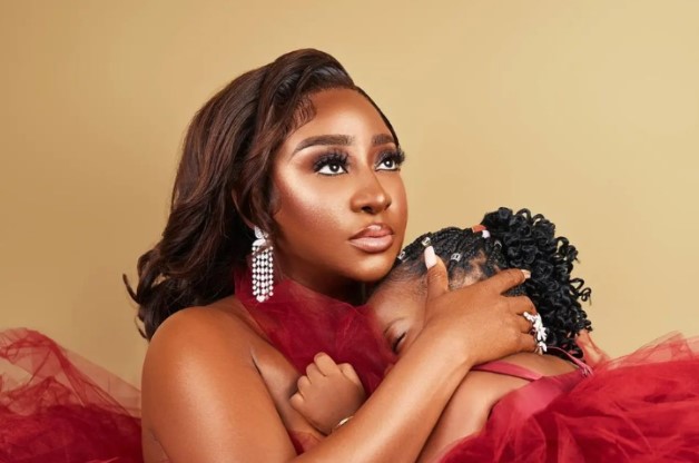 Photo Ini Edo with a child