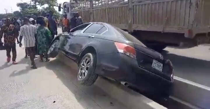 Lagos driver crashes while evading arrest