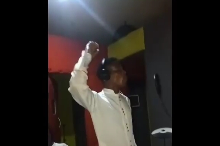 VIDEO: Mohbad’s dad spotted recording song in studio