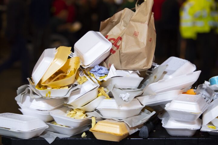 An overflowing litter of packs made of Single use plastics