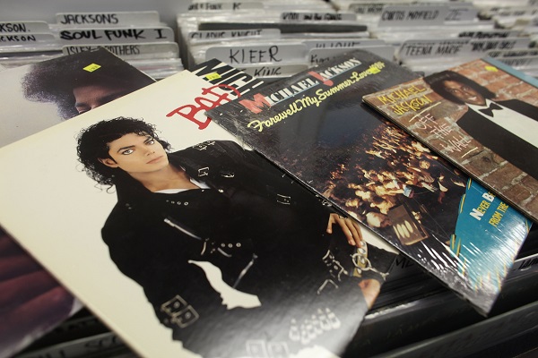 Sony moves to acquire half of Michael Jackson's catalogue