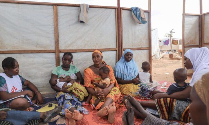 Mothers and children at an IDP camp in Kongoussi, another area in Burkina Faso affected by conflict. | Burkina Faso 2023 © Nisma Leboul/MSF