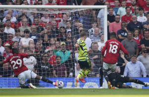 Arsenal defeat Man United to put title race pressure back on Man City