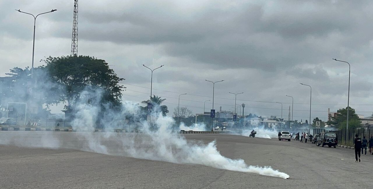 Police disperse #EndBadGovernance protesters with teargas in Lekki