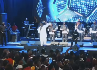 Bidemi Olaoba performing at his Lagos concert