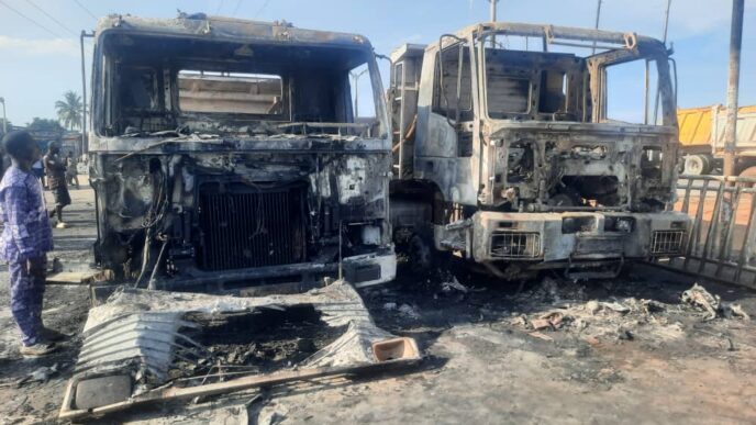 Tanker explodes on Lagos-Ibadan expressway, causes fire. Photo credit: Punch