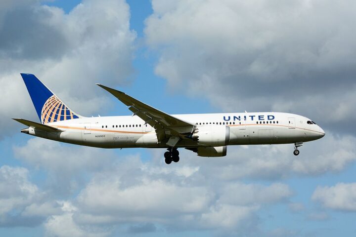 A United airlines plane