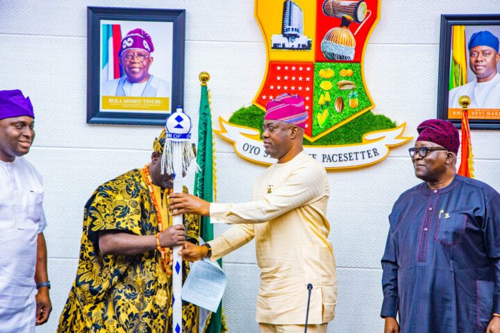 Makinde presents staff of office to Alaafin of Oyo