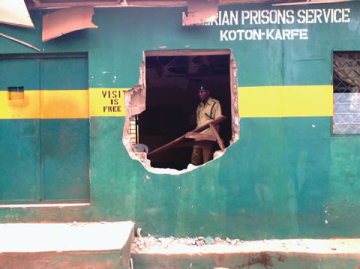 a photo of hole made in wall as inmates escaped from Koton Karfe prison in Kogi